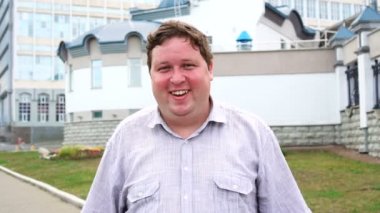 Yakışıklı gülen genç adam portresi. Kameraya bakan neşeli erkekler