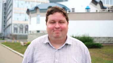 Yakışıklı gülümseyen genç adam portresi. Neşeli erkekler kameraya arıyorum