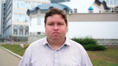 Genç yakışıklı adam evet diyor ve başını savuruyor. Portre açık