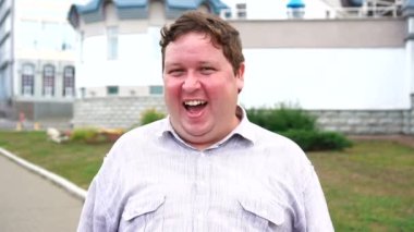 Yakışıklı mutlu şaşkınlık genç adam portre şaşırttı ve bir zafer kutluyor. Kameraya bakan duygusal erkekler