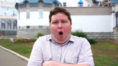 Yakışıklı gülümseyen genç adam portre kim keyifli duygular alan. Kameraya bakan duygusal erkekler