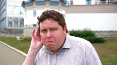 Yakışıklı ciddi genç adam portre kim dinleme. Kameraya bakan duygusal erkekler