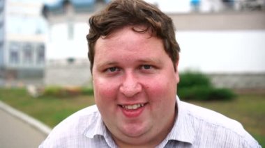 Komik adam utangaç veya karışık yüz yakın çekim açık yapma