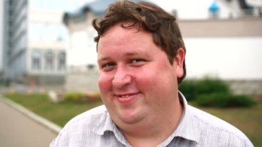 Komik adam utangaç veya karışık yüz yakın çekim açık yapma