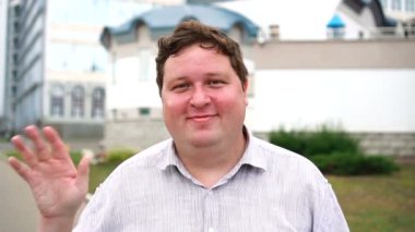 El sallayan yakışıklı öfkeli genç adam portresi. Kameraya bakan duygusal erkekler