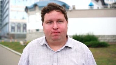 Komik adam aptal karışık yüzleri yakın çekim açık yapma