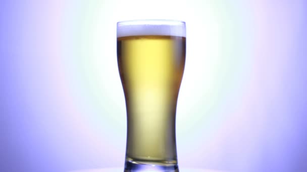 Λευκή μπύρα σε ένα ποτήρι. Το σκάφος της μπύρας είναι κοντινό. Περιστροφή — Αρχείο Βίντεο