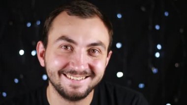 Sakallı ve bıyıklı genç erkek iyi olumlu ruh hali içinde Avrupalı adam rahat adam yakın yüzü görünüyor ve gülümsüyor