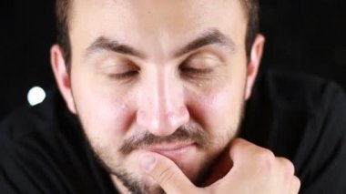 Sakallı ve bıyıklı genç erkek iyi olumlu ruh hali içinde Avrupalı adam rahat adam yakın yüzü görünüyor ve gülümsüyor