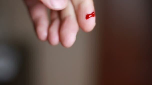 Blood flowing out of the wound on the mans little finger close-up. pinky cut on casual background — Stock Video