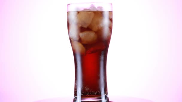 Geroteerd glas cola koolzuurhoudende drank geïsoleerd op witte achtergrond. — Stockvideo