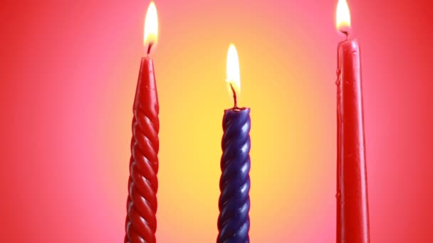 Горящие и вращающиеся три свечи с горящим пламенем — стоковое видео
