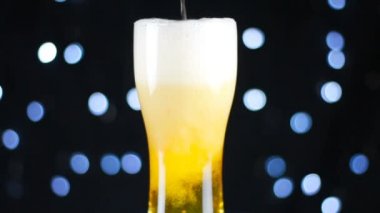 Su damlaları ile bir bardak soluk bira. Craft Bira barda yakın. Döndürme