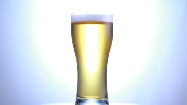 Золотое пиво в стакане. Ремесленное пиво. Вращение — стоковое видео