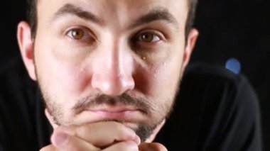 Avrupa neşeli adam yakın yüzü sakallı ve bıyıklı yaratıcı genç erkek portresi
