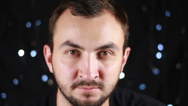 Retrato de joven creativo con barba y bigote de cerca cara de hombre alegre europeo — Vídeos de Stock