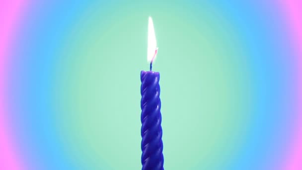 Brennende und rotierende blaue Kerze mit brennender Flamme — Stockvideo