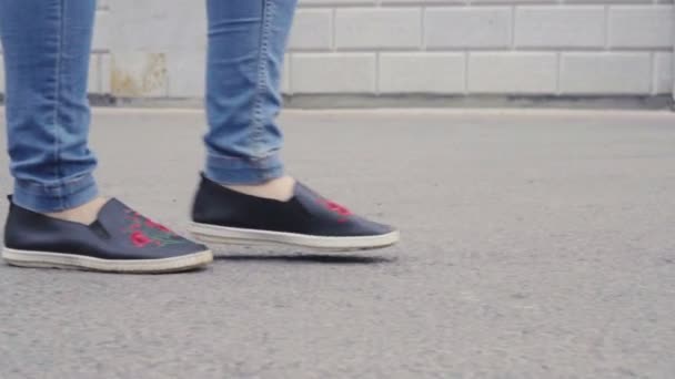 Uma mulher a andar na rua. Feche as pernas de mulher em sapatos pretos. Vista lateral — Vídeo de Stock