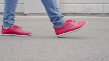 Kırmızı spor ayakkabılı kadın bacaklarını n.