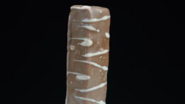 Çikolata siyah arkaplan önünde döner