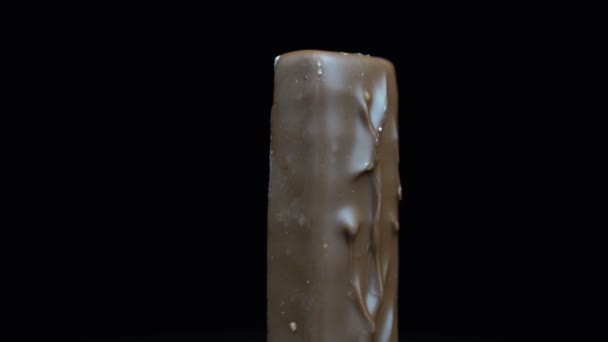 Barra de chocolate girando em um fundo preto — Vídeo de Stock