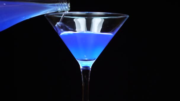 Blauwe cocktail gegoten in een martini cocktailglas — Stockvideo