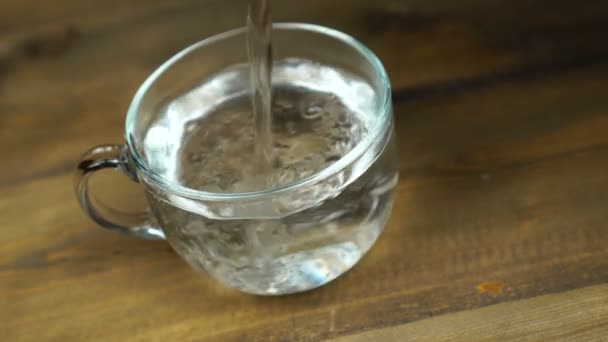 Kookwater wordt in een mok gegoten — Stockvideo