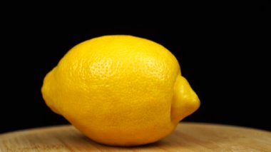 Tahtadaki sarı limon, dönüş açısı 360 derece. Siyah arkaplan