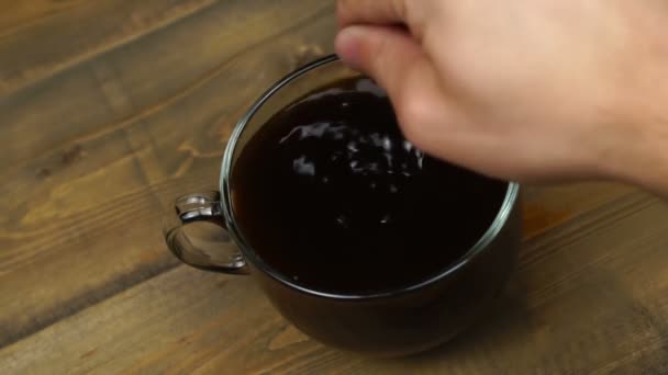 Süßer Tee Tasse heißen Tee umrühren. — Stockvideo