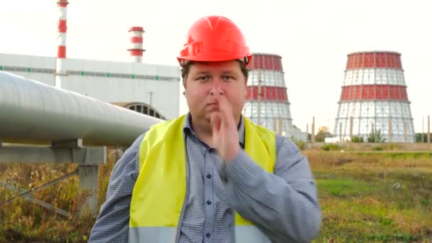 Arbeiter, Ingenieur oder Elektriker, die direkt in die Kamera schauen, tanzen lustig vor einem Kraftwerk — Stockvideo