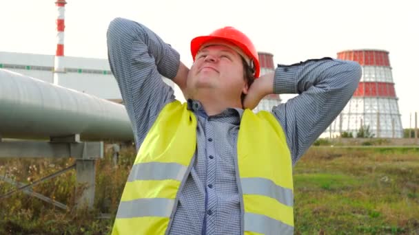 Portret van de werknemer, ingenieur ontspannen voor een elektriciteitscentrale en denken aan de toekomst of weekend — Stockvideo