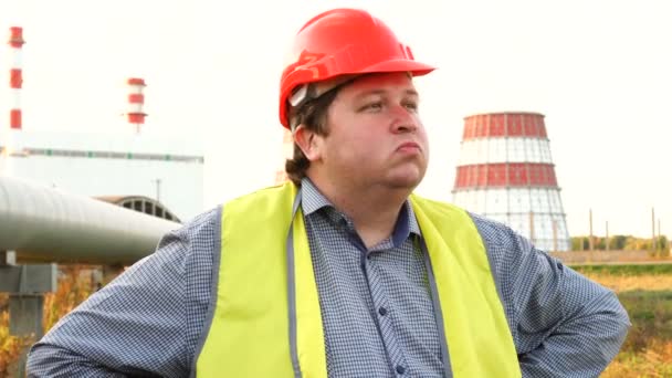 Trabajador, ingeniero o electricista mirando hacia otro lado parado frente a una central eléctrica — Vídeos de Stock