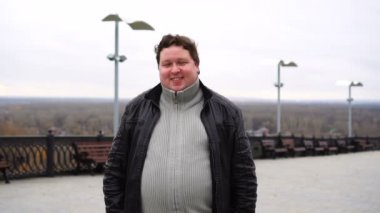 Kameraya bakan gülümseyen şişman adamın portresini yakından büyüt.