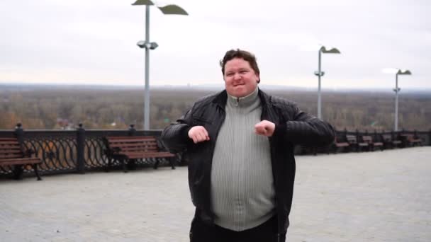 Zoom dans le portrait de gros homme avec gros ventre danse en plein air . — Video