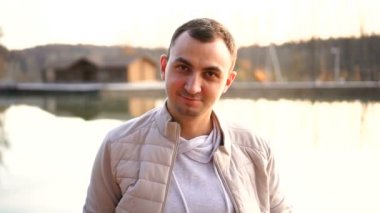 Evet, Yakışıklı Sıradan Adam Sallanan Kafa 'dan Teklifi Kabul Ediyor