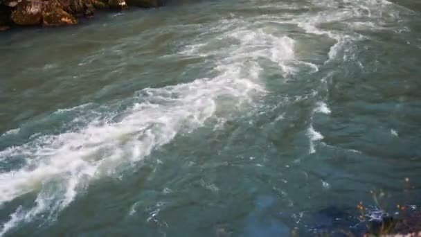 Flux fluvial très puissant. Rivière de montagne fraîche et propre qui coule entre les rochers au ralenti — Video