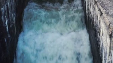 Nehirden nehre küçük beton göl barajı. Kırsalda eski bir baraj.