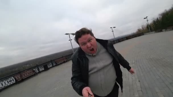 Fat man running in city. Man running and shooting himself on an Action Camera — Stock Video