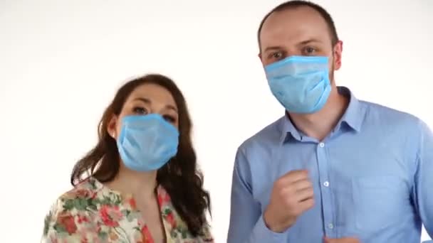 Vackra par i masker dansar på vit bakgrund — Stockvideo