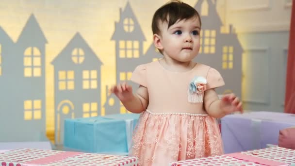 Adorable niño blanco jugando con cajas de regalos — Vídeos de Stock