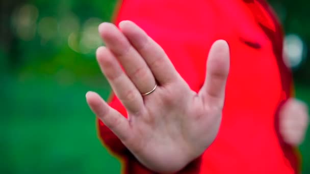 Meisje dat een handpalm heeft blootgelegd. Vrouw die stopt — Stockvideo