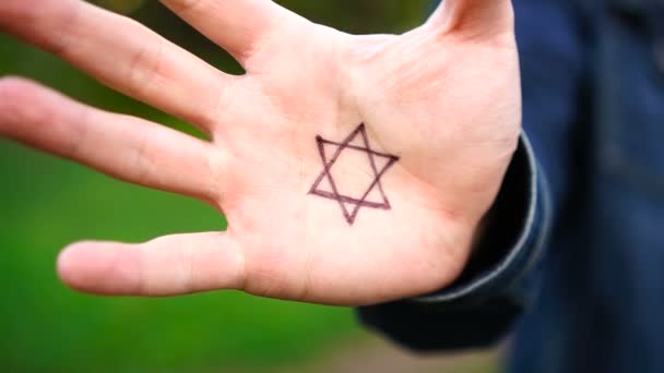 Χέρι με το σύμβολο της σύγχρονης εβραϊκής ταυτότητας στην παλάμη: Αστέρι του Δαβίδ — Αρχείο Βίντεο