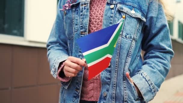 Donna irriconoscibile con bandiera sudafricana. Ragazza che cammina lungo la strada con bandiera nazionale del Sud Africa — Video Stock