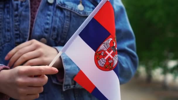 Zeitlupe: Unerkennbare Frau mit slowakischer Flagge. Mädchen läuft mit slowakischer Nationalflagge die Straße entlang — Stockvideo