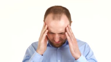 Yorgun Avrupalı adamın başı ağrıyor. Beyaz arka planda izole edilmiş tişörtlü bir adamın portresi..