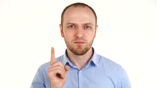 Snygg europeisk man som säger nej genom att vifta med fingret. — Stockvideo