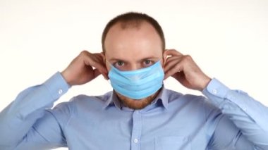 Yakışıklı Avrupalı adam koruyucu maske takmış. Sağlık ve duygu kavramı.