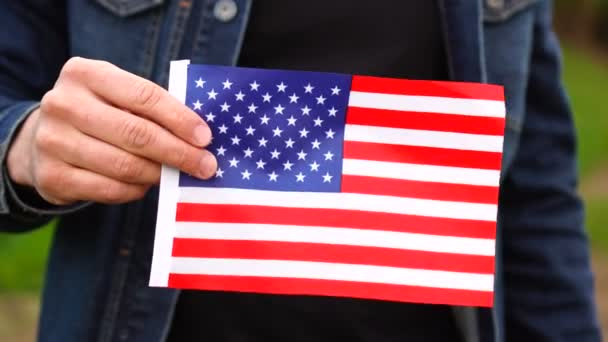 Hombre con bandera americana al aire libre. Día de la Independencia, o conceptos nacionales de fiestas — Vídeo de stock