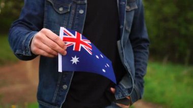 Avustralya bayrağını açık havada tutan adam. Bağımsızlık Günü veya ulusal tatil kavramları