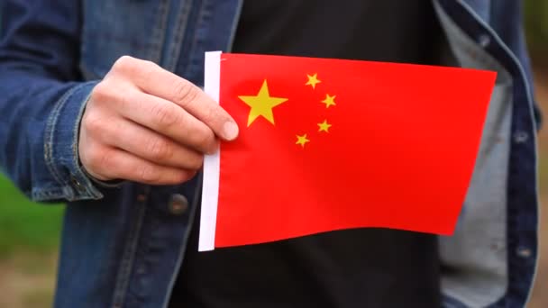 Hombre sosteniendo bandera china al aire libre. Día de la Independencia, o conceptos nacionales de fiestas — Vídeos de Stock